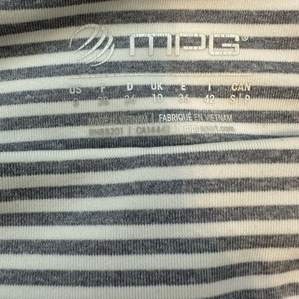 MPG Gray and White Striped Capri Leggings - Picture 4 of 4